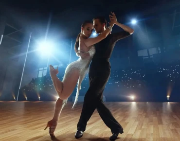 Tanečné sály pod lupou: Aké podlahy skutočne podporia vaše tanečné kroky?