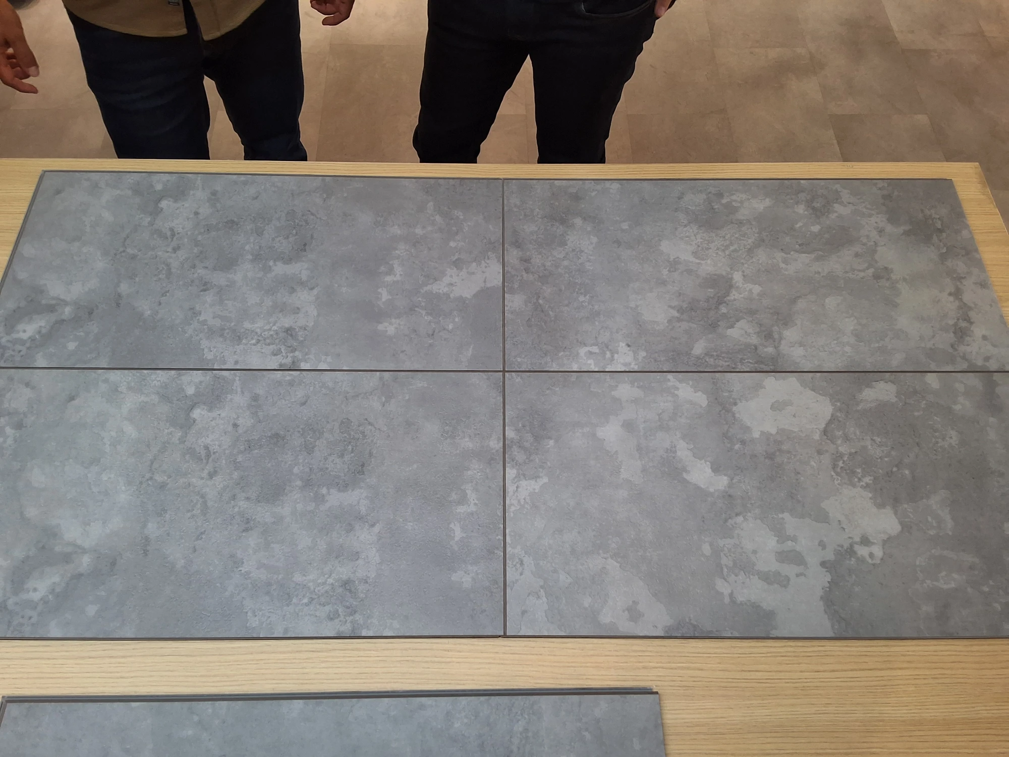 Minerálna kompozitná podlaha s viditeľnou V-drážkou