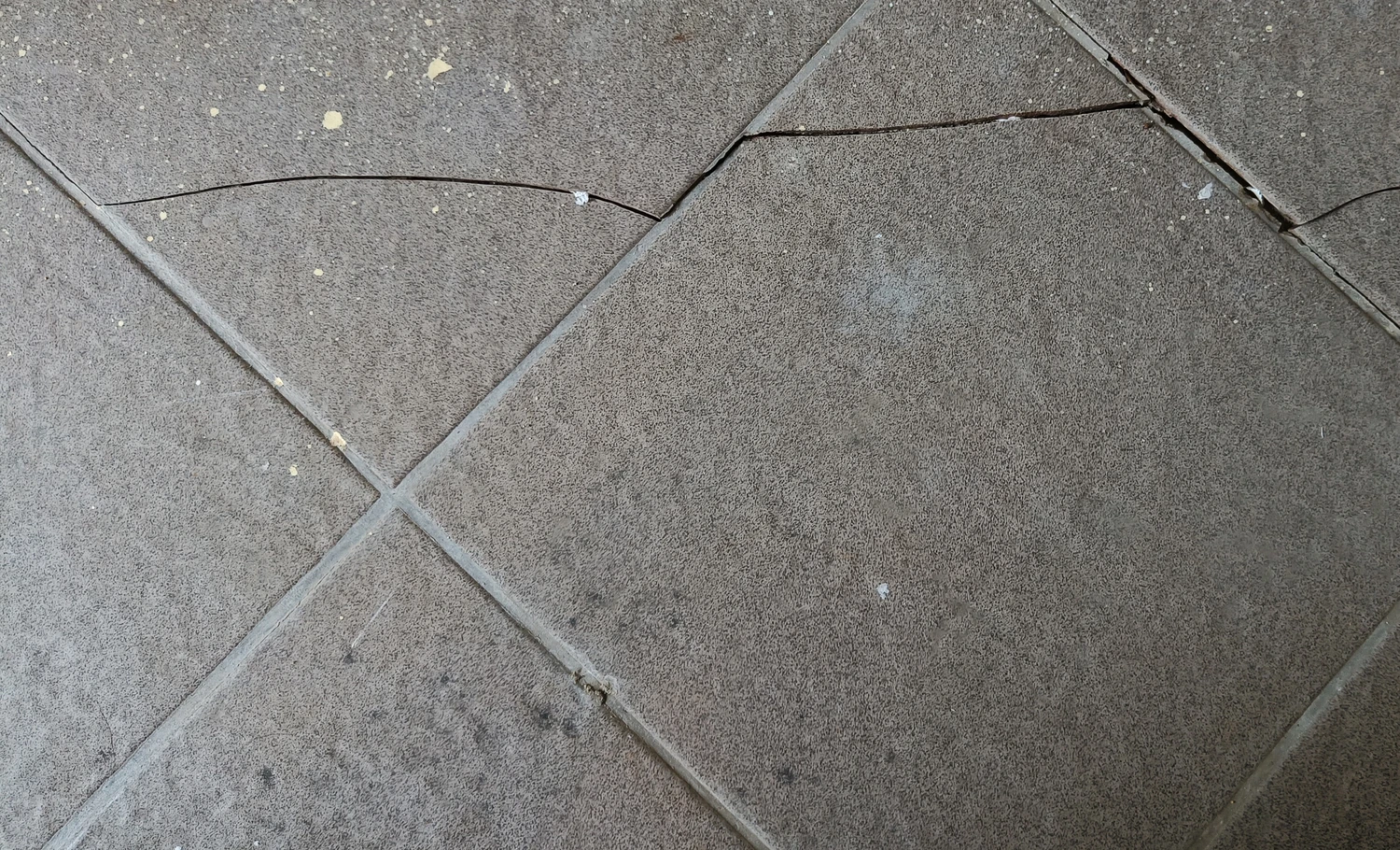 Prasknutá keramická dlažba